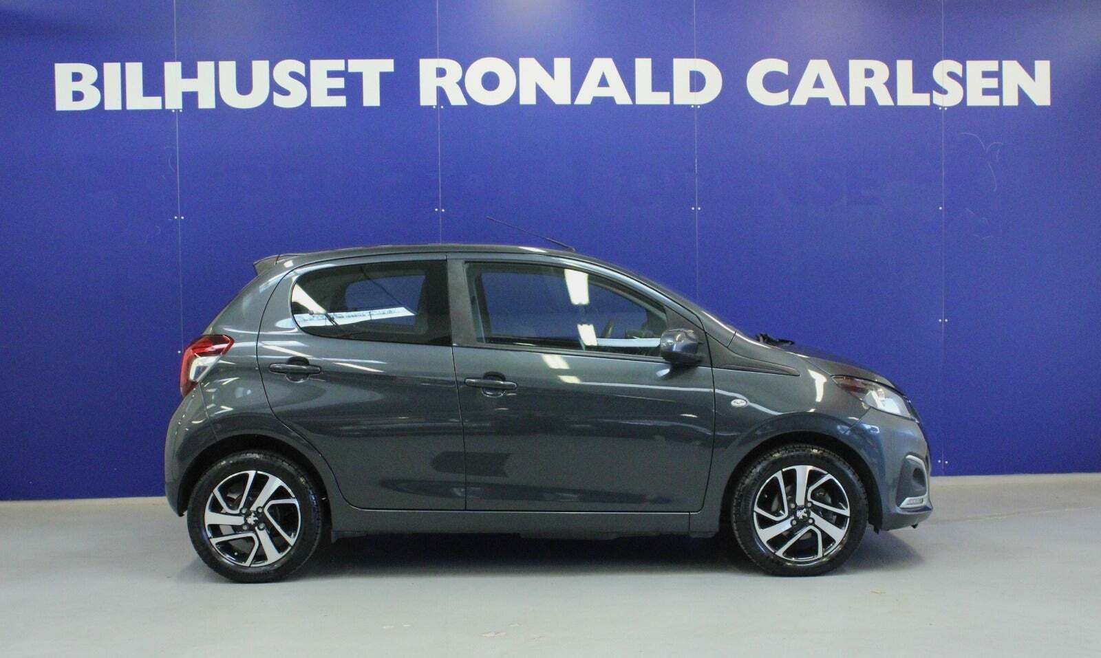 Grå Peugeot 108 fra 2021