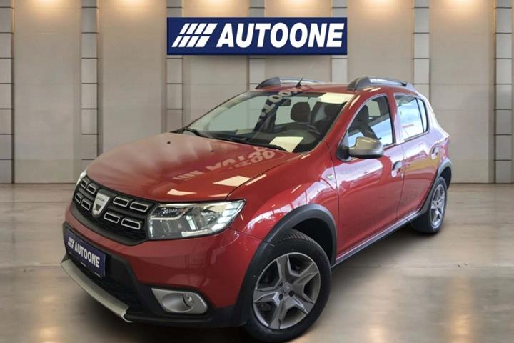 Rød Dacia Sandero Stepway fra 2017 set udefra