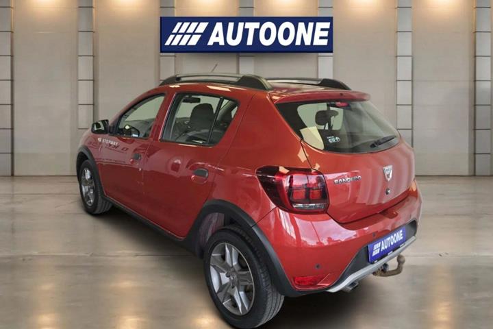 Rød Dacia Sandero Stepway fra 2017