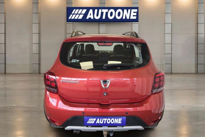 Rød Dacia Sandero Stepway fra 2017