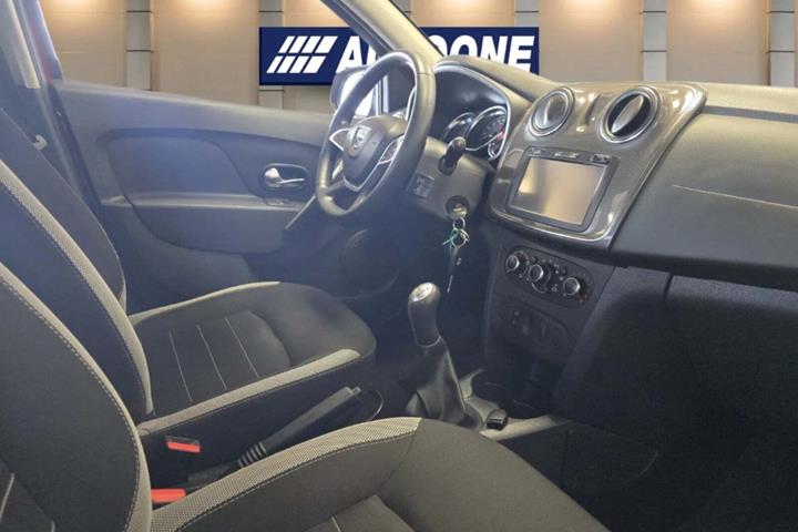 Rød Dacia Sandero Stepway fra 2017
