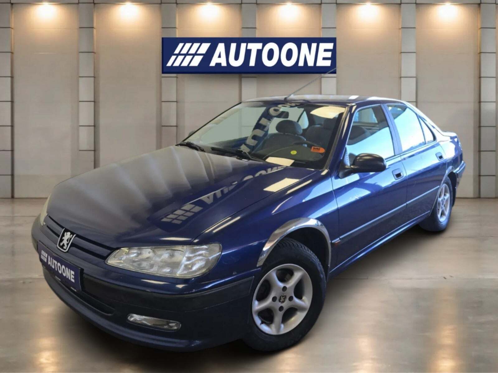 Blå Peugeot 406 fra 1996