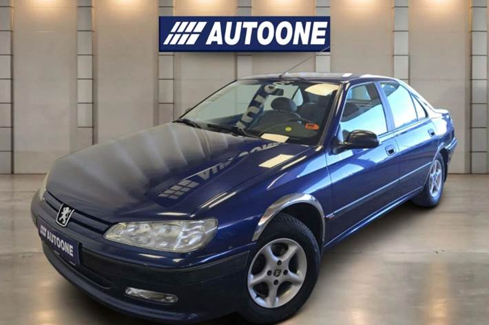 Blå Peugeot 406 fra 1996
