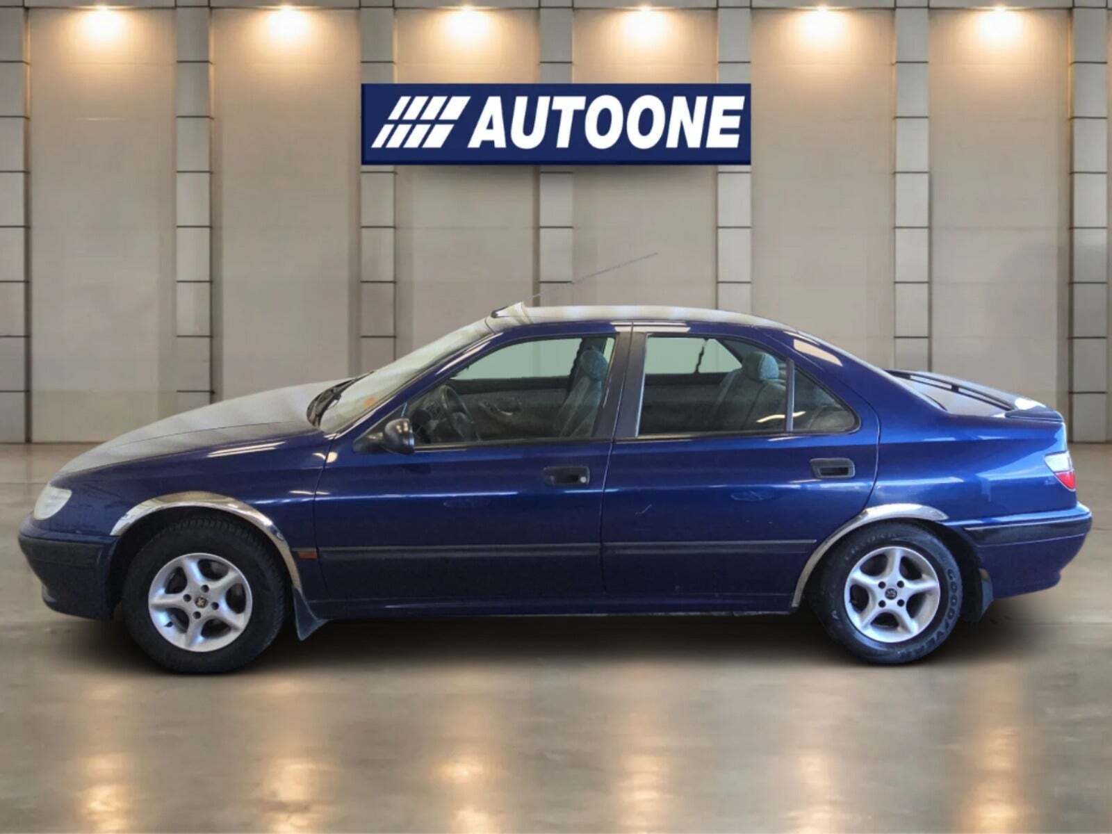 Blå Peugeot 406 fra 1996