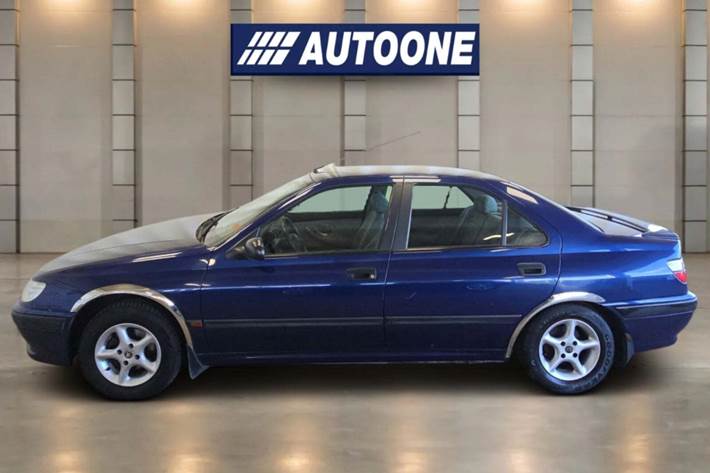 Blå Peugeot 406 fra 1996
