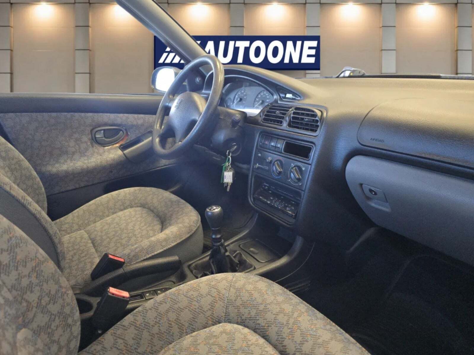 Blå Peugeot 406 fra 1996