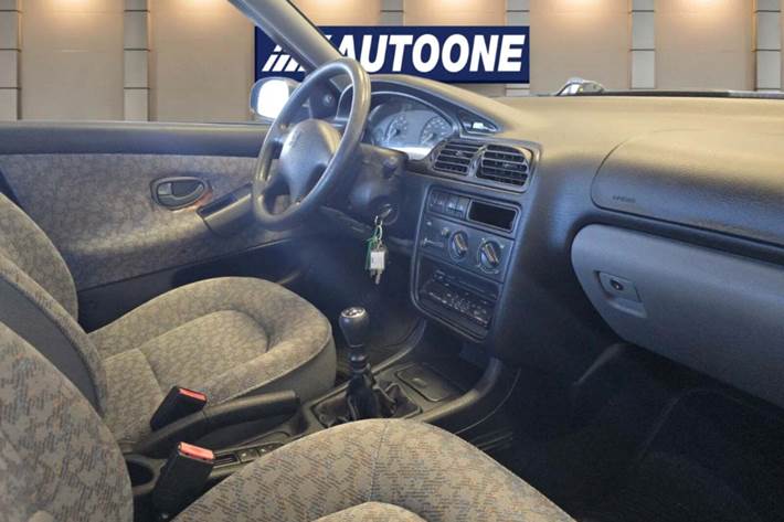 Blå Peugeot 406 fra 1996