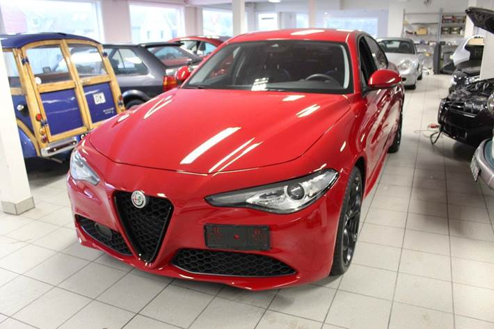 Rød Alfa Romeo Giulia fra 2019 set udefra