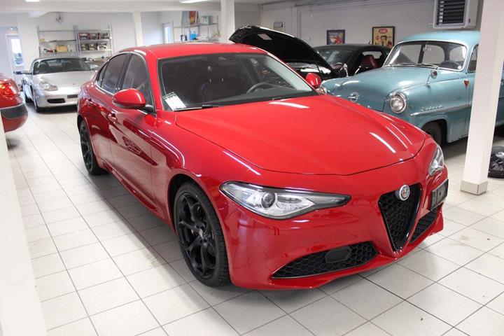 Rød Alfa Romeo Giulia fra 2019 set udefra