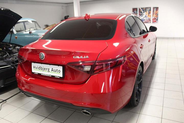 Rød Alfa Romeo Giulia fra 2019 set udefra