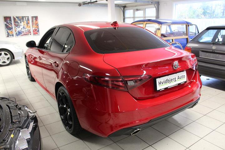 Rød Alfa Romeo Giulia fra 2019 set udefra