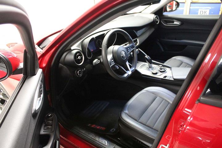 Rød Alfa Romeo Giulia fra 2019 set indefra