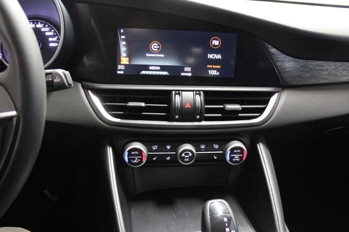 Rød Alfa Romeo Giulia fra 2019 set indefra