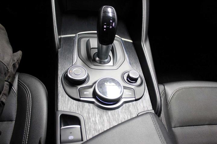 Rød Alfa Romeo Giulia fra 2019 set indefra