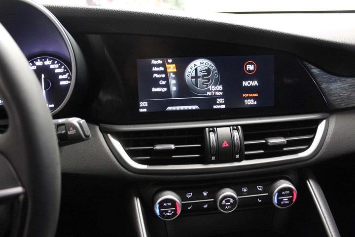Rød Alfa Romeo Giulia fra 2019 set indefra