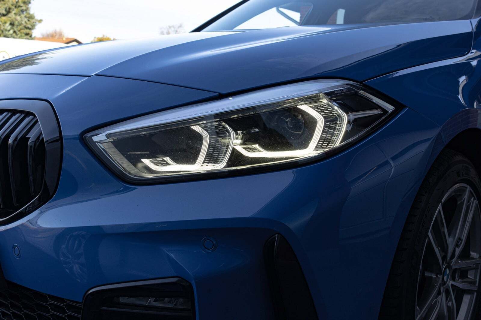 Blå BMW 118i fra 2020