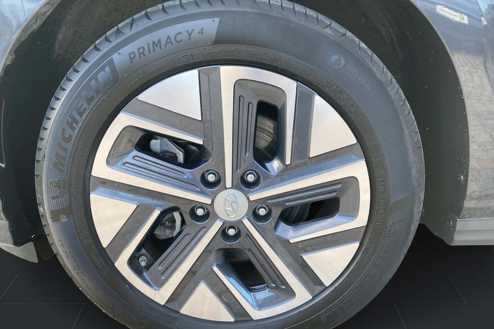 Grå Hyundai Kona fra 2022