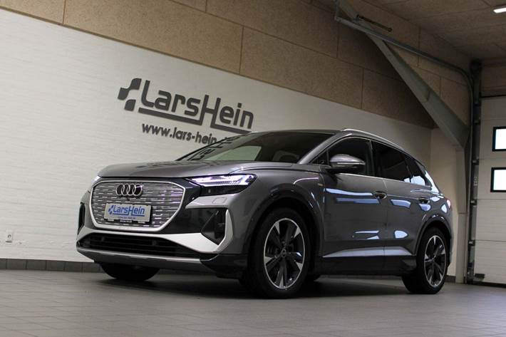 Grå Audi Q4 e-tron fra 2024 set udefra