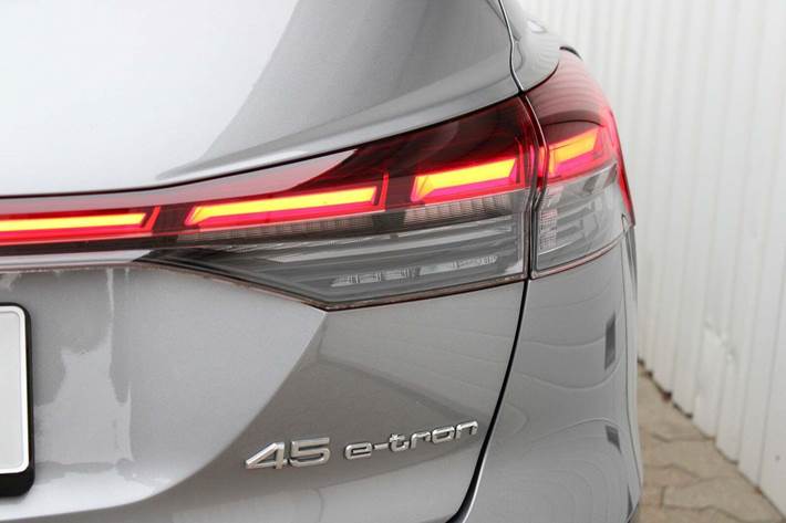 Grå Audi Q4 e-tron fra 2024