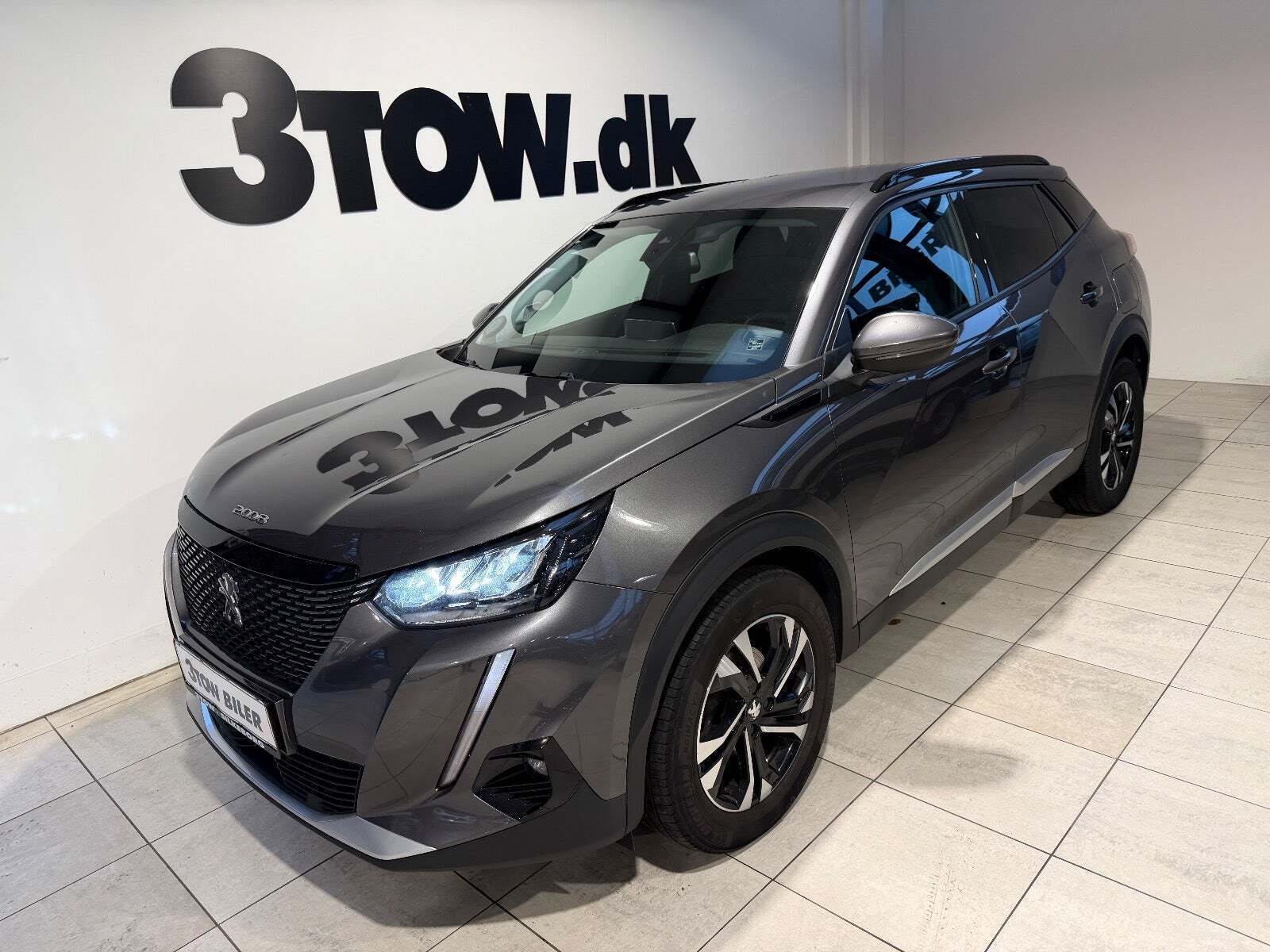 Grå Peugeot 2008 fra 2021 set udefra