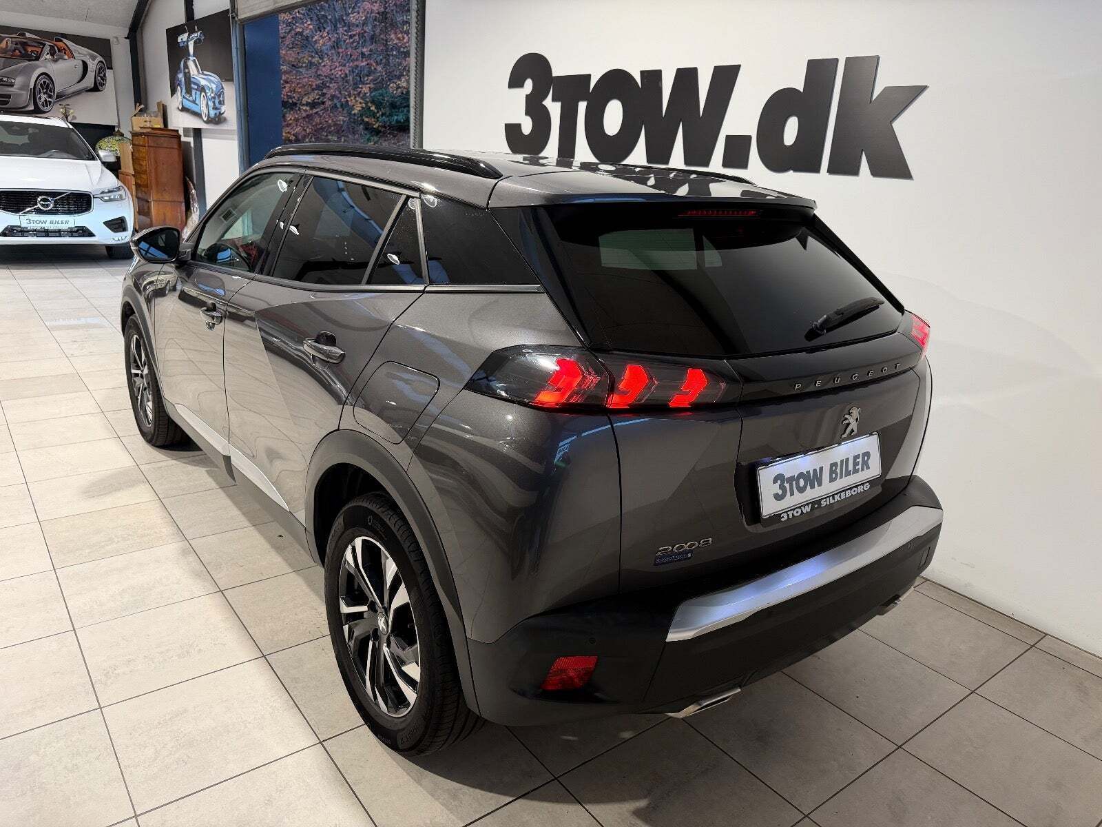 Grå Peugeot 2008 fra 2021