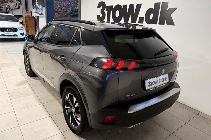 Grå Peugeot 2008 fra 2021