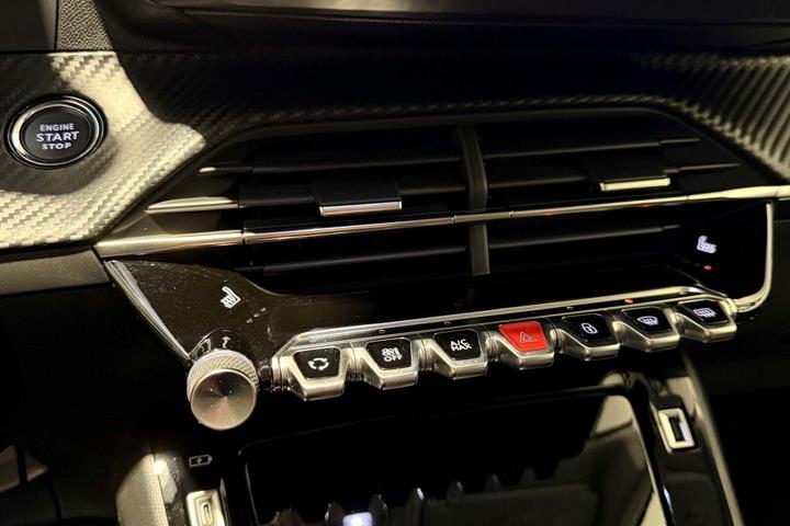 Grå Peugeot 2008 fra 2021
