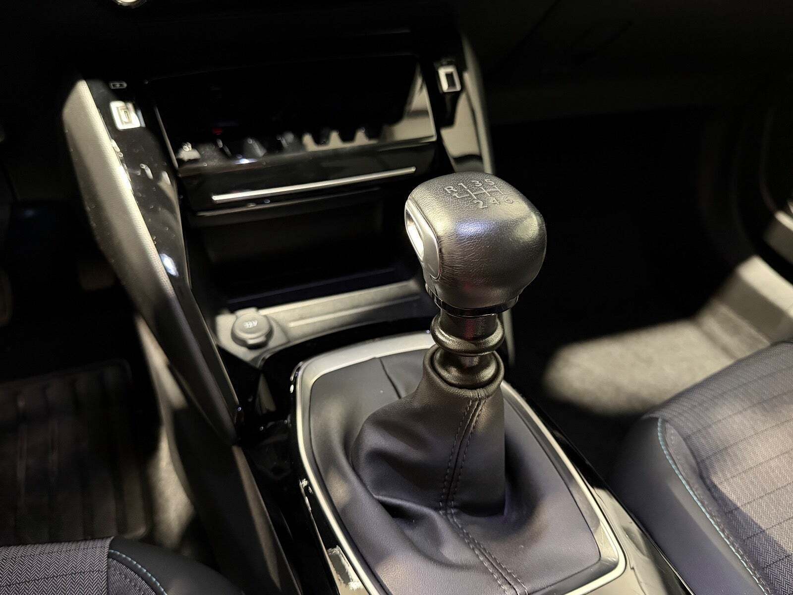 Grå Peugeot 2008 fra 2021