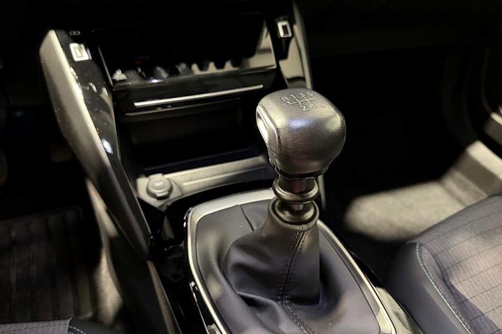 Grå Peugeot 2008 fra 2021
