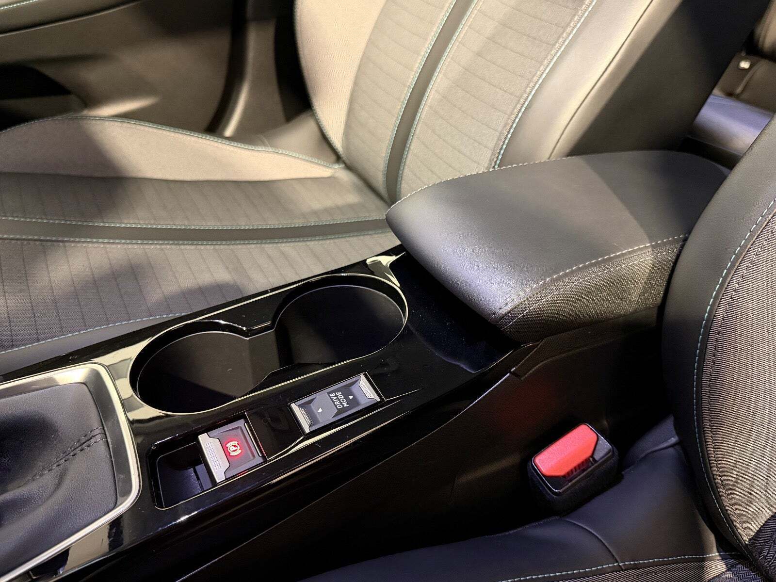 Grå Peugeot 2008 fra 2021