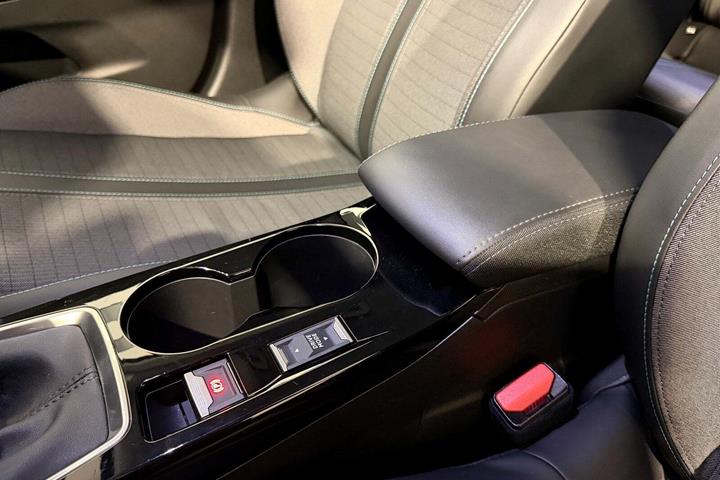 Grå Peugeot 2008 fra 2021