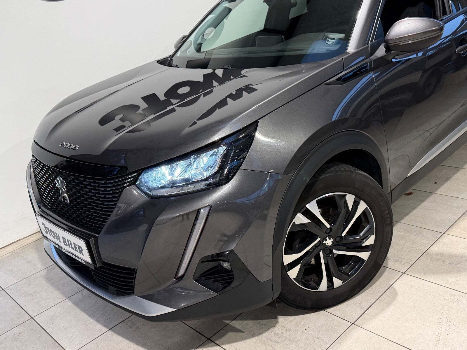 Grå Peugeot 2008 fra 2021