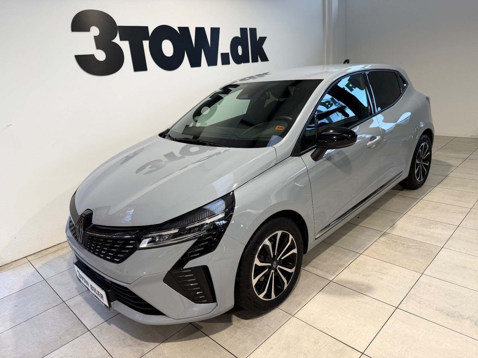 Grå Renault Clio V fra 2024