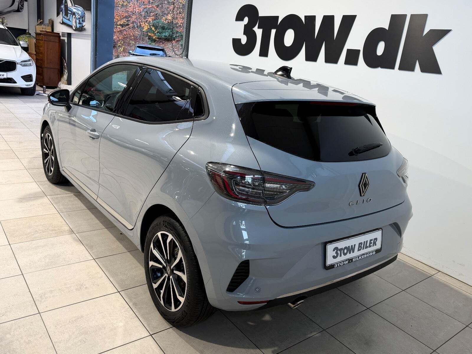 Grå Renault Clio V fra 2024