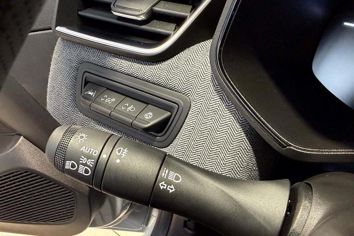Grå Renault Clio V fra 2024