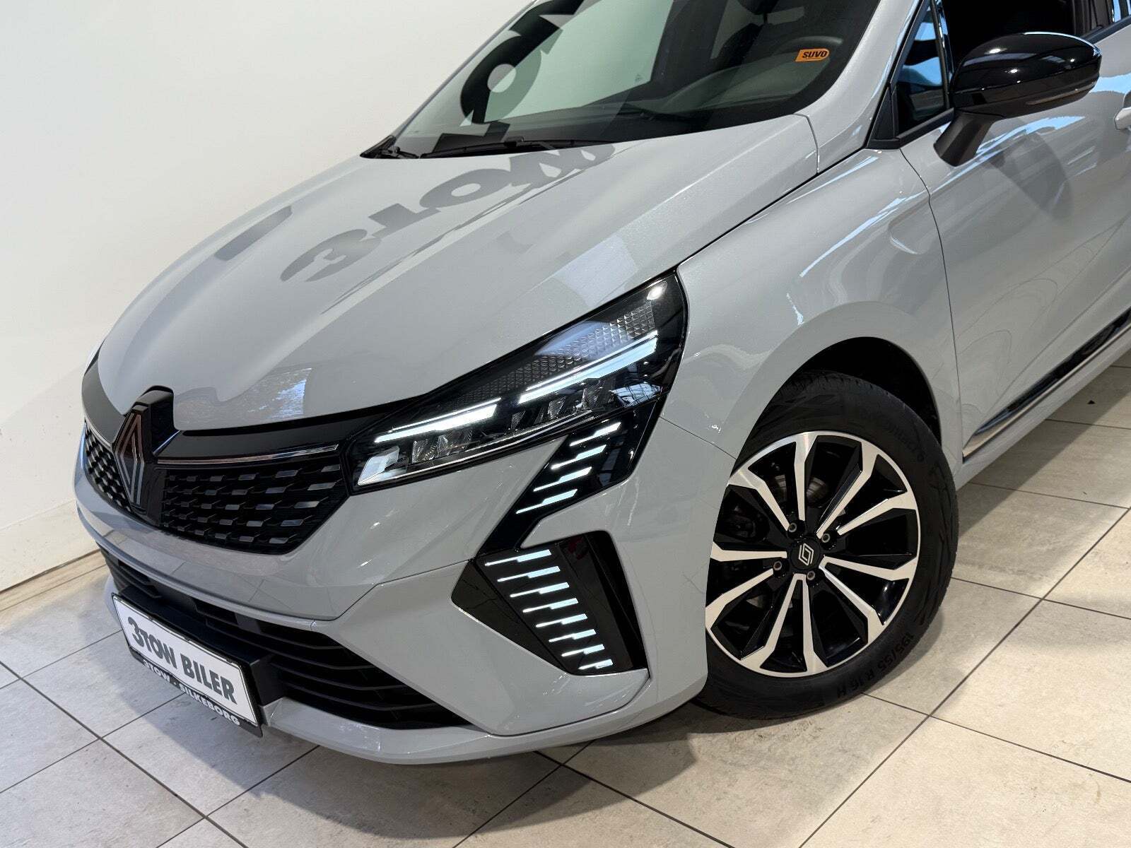 Grå Renault Clio V fra 2024