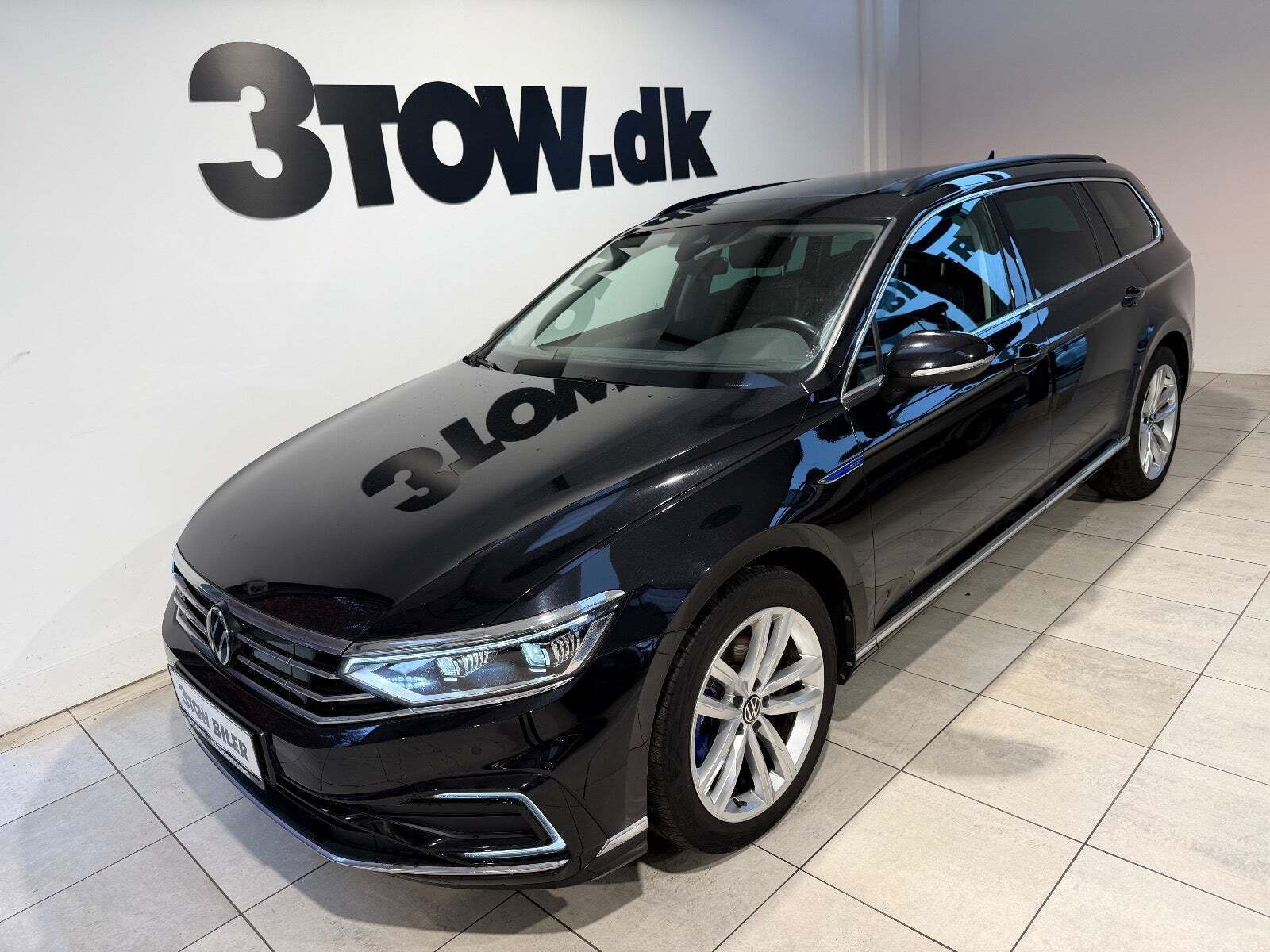 Sort VW Passat fra 2022 set udefra