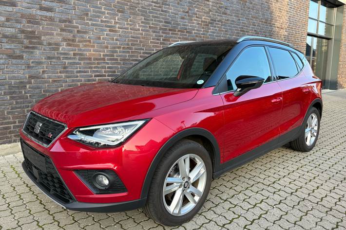 Rød Seat Arona fra 2020 set udefra