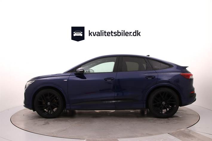 Blå Audi Q4 fra 2022