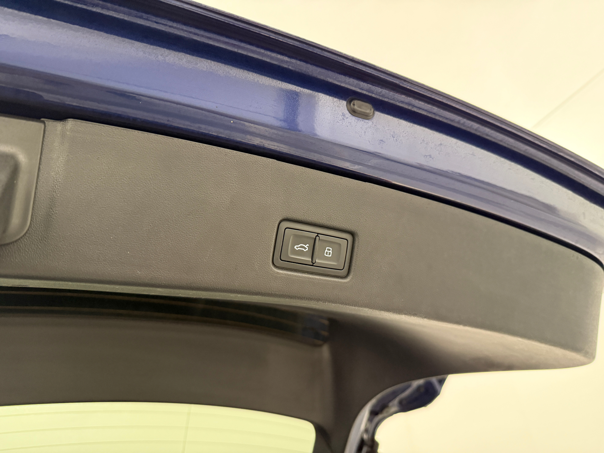 Blå Audi Q4 fra 2022