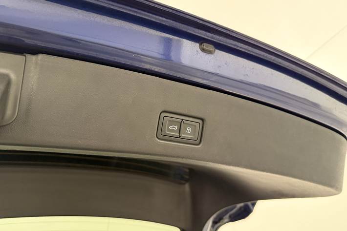 Blå Audi Q4 fra 2022