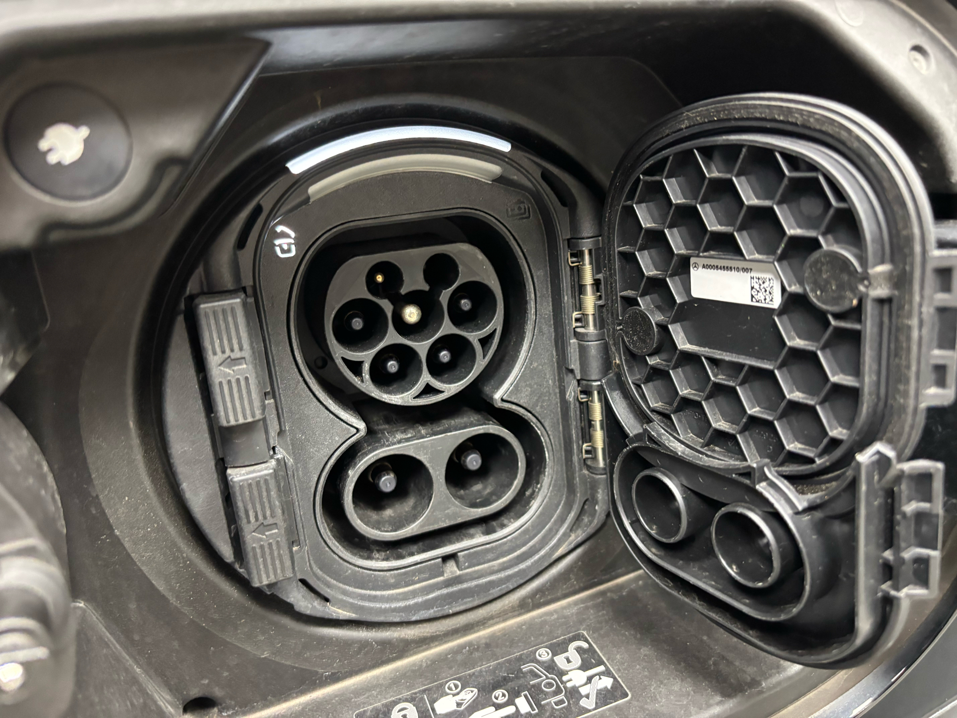 Sort Mercedes EQB 300 fra 2022