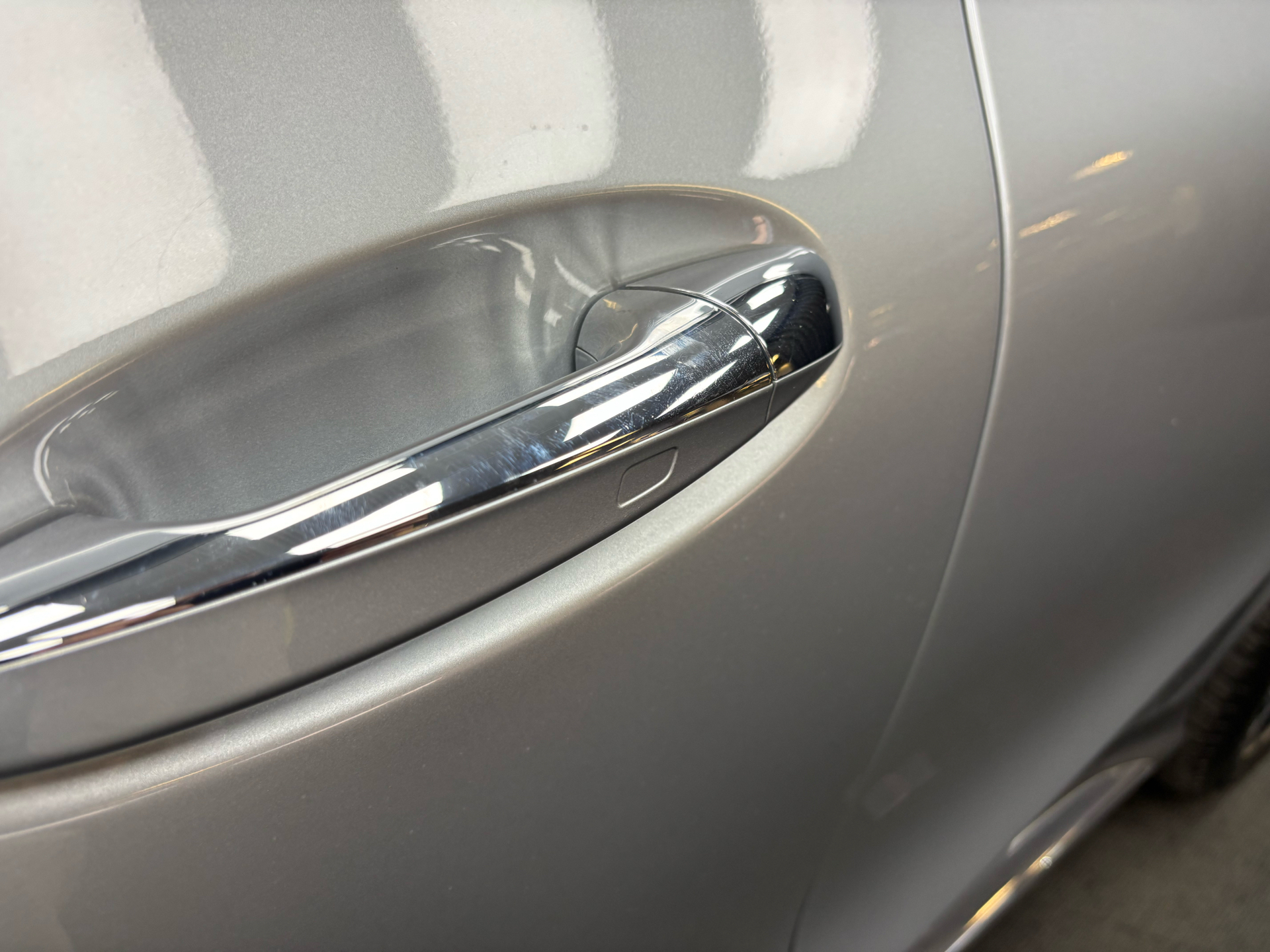 Sølv Mercedes EQC 400 fra 2021