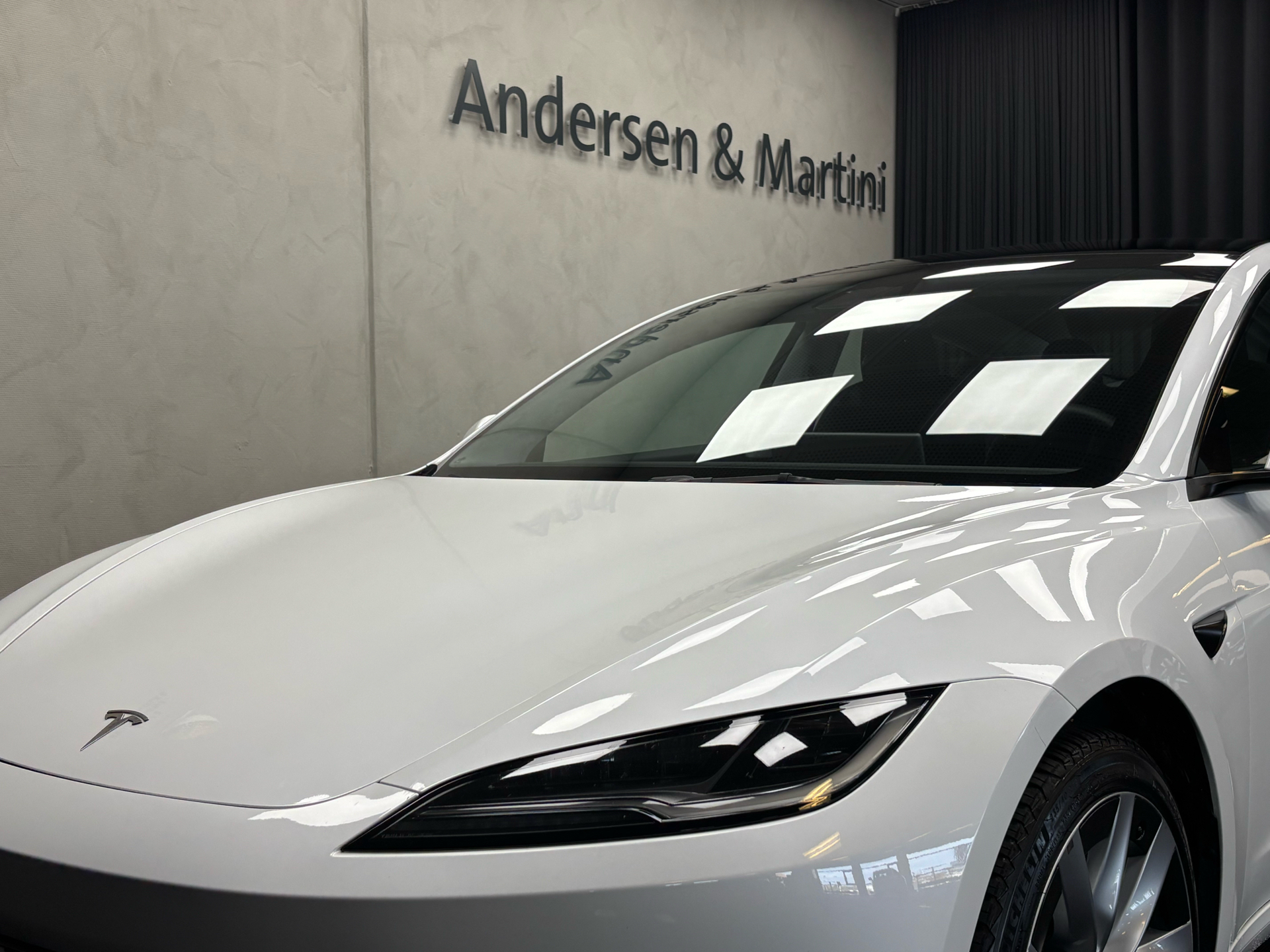 Hvid Tesla Model 3 fra 2023