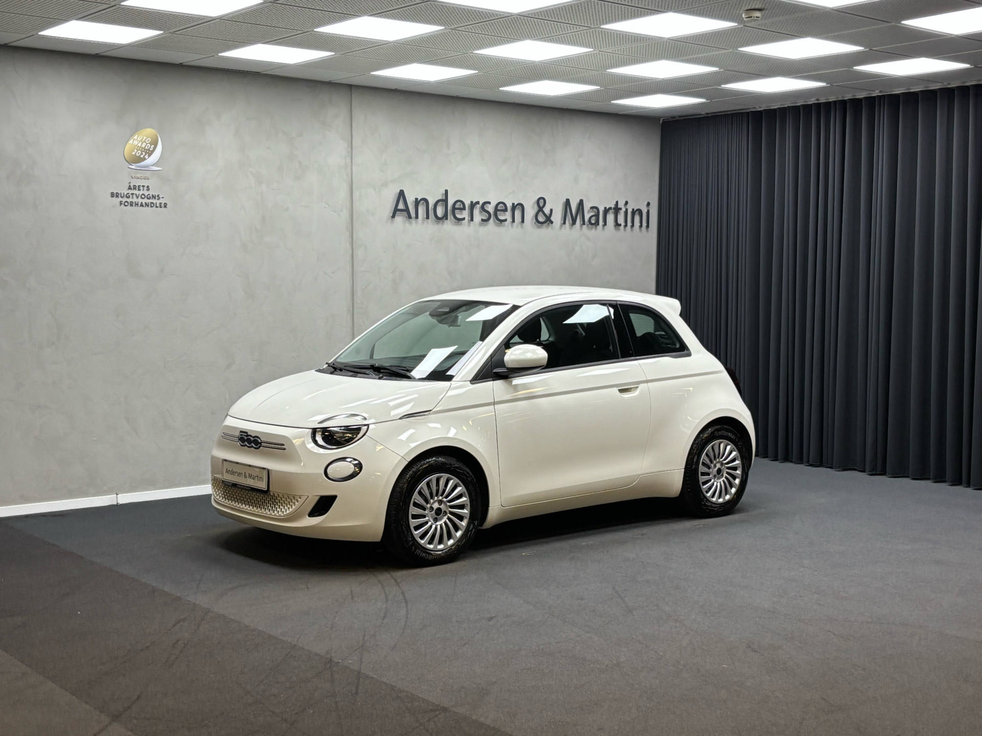 Hvid Fiat 500e fra 2024