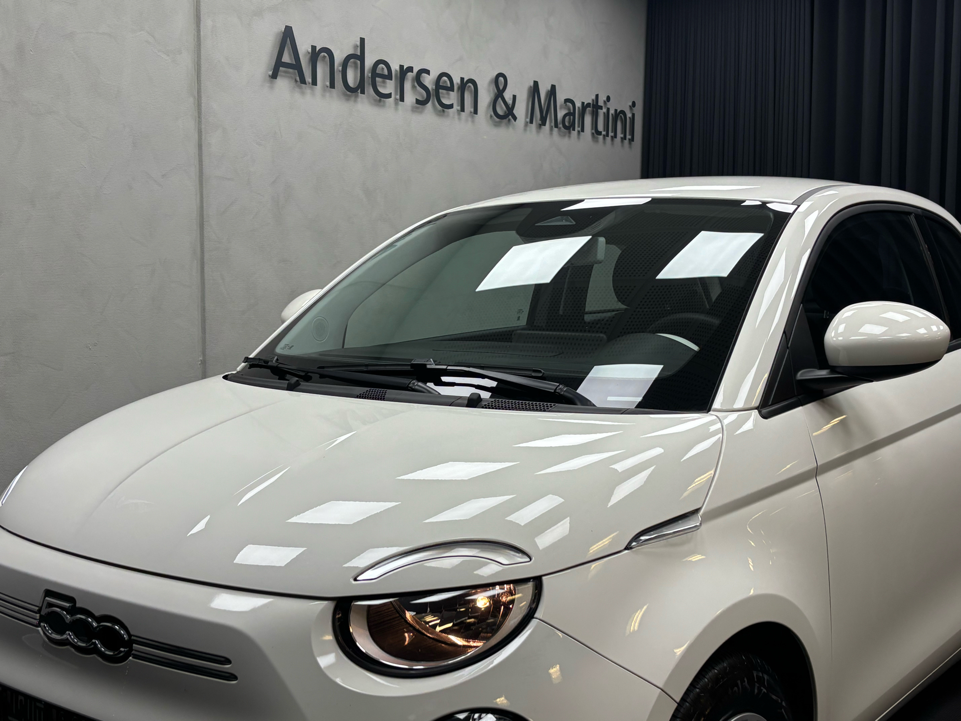 Hvid Fiat 500e fra 2024