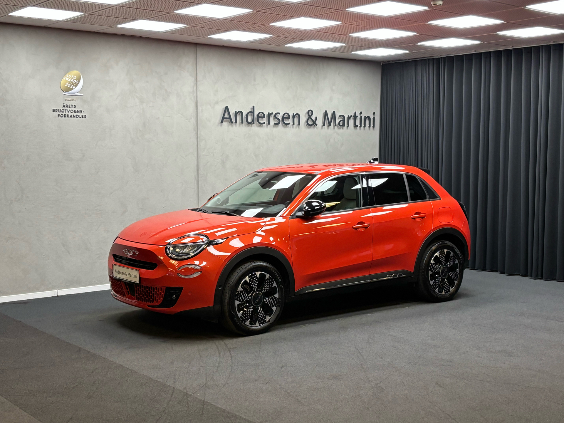 Orange Fiat 600e fra 2024 set udefra