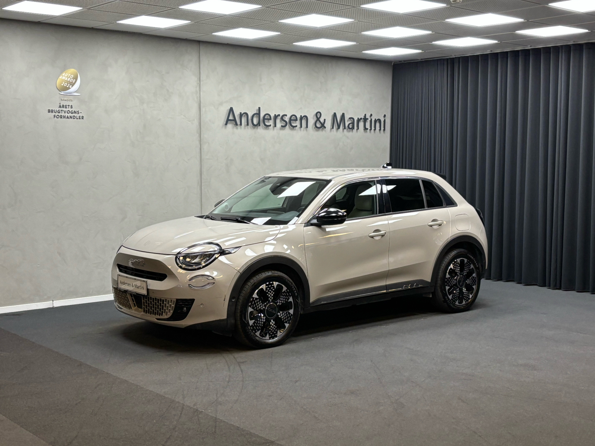 Beige Fiat 600e fra 2024 set udefra