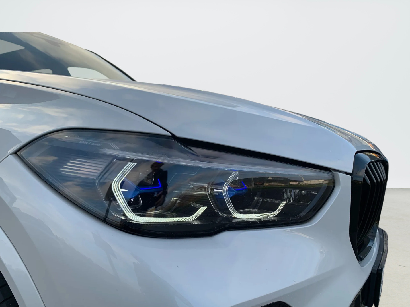 Hvid BMW X5 fra 2023