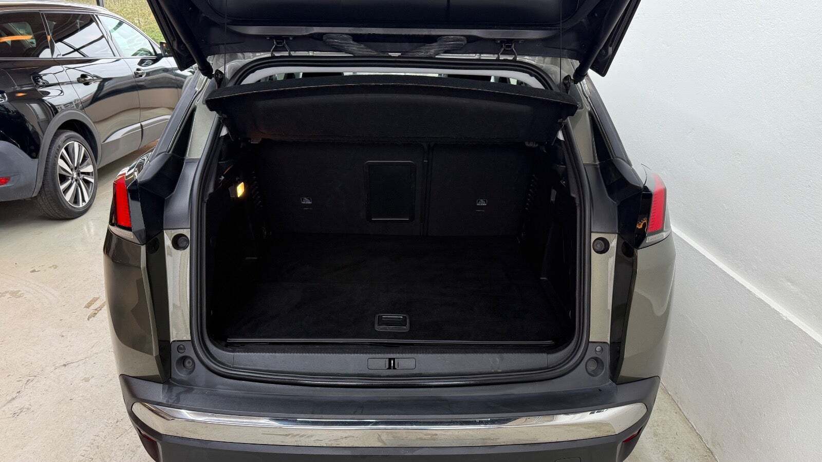 Grå Peugeot 3008 fra 2020